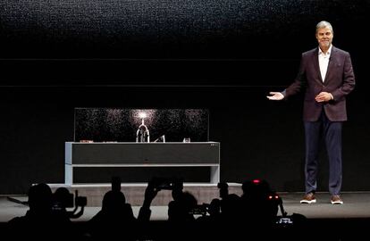 El vicepresidente comercial de la multinacional surcoreana LG para Estados Unidos, David VanderWaal, presenta el televisor enrollable de la compañía.