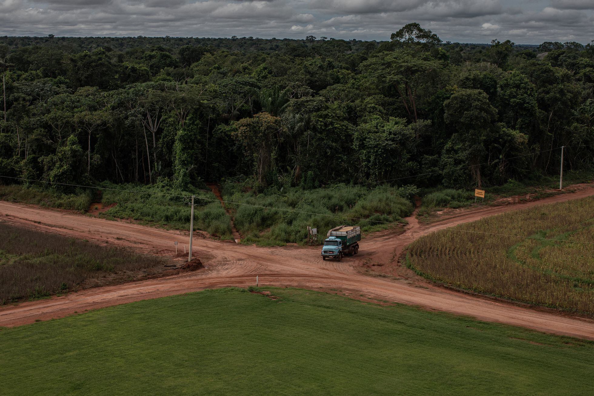 Un camión circula dentro de una hacienda en las afueras de Sinop, en la Amazonia. La ley obliga a preservar la vegetación en el 80% de cada propiedad rural. 