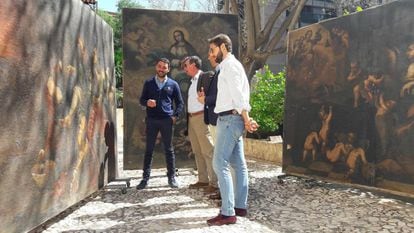 Miembros de la corporaci&oacute;n de Lorca contemplan las tres pinturas barrocas en el exterior del palacio de Guevara. 