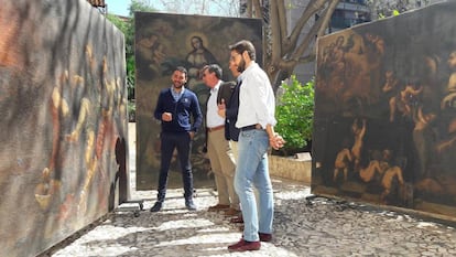 Miembros de la corporaci&oacute;n de Lorca contemplan las tres pinturas barrocas en el exterior del palacio de Guevara. 