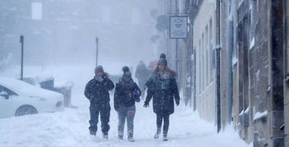 Tres personas caminan este jueves por una calle de Sterling, en Escocia.