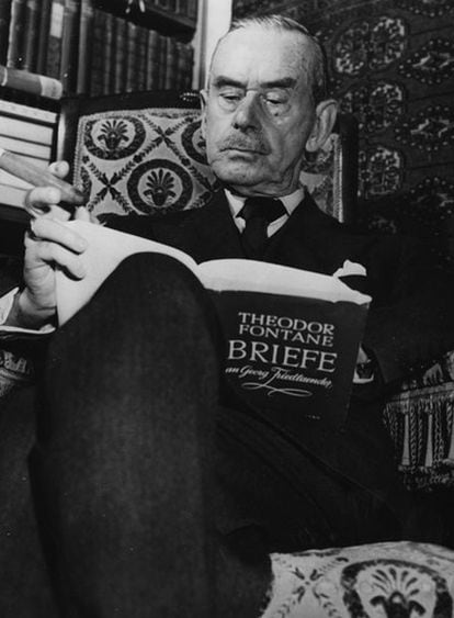Thomas Mann, en el estudio de su casa de Kirchberg (Suiza), leyendo a Theodor Fontane.