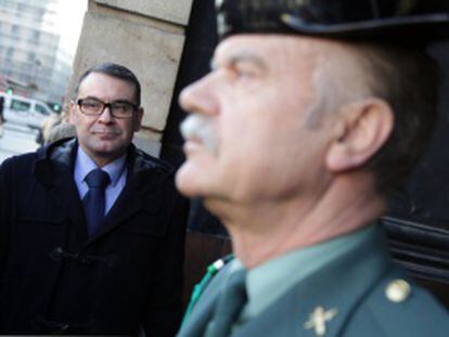 El regidor de Parla, José María Fraile, el pasado miércoles ante la sede del Gobierno regional.