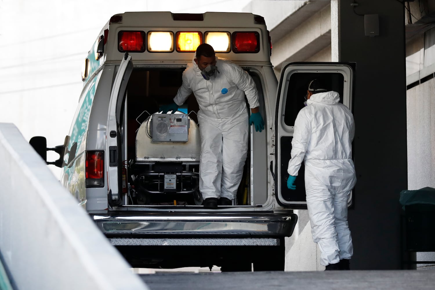 Un paciente con covid-19 es trasladado en Ciudad de México.