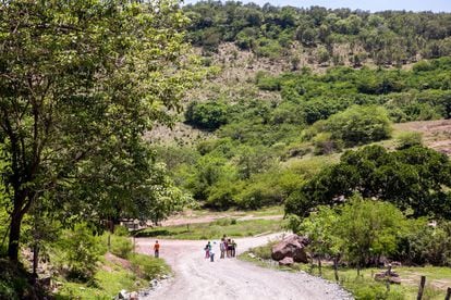 Los pobladores de El Palmarito, una comunidad de Rosario, caminan por las calles del lugar.