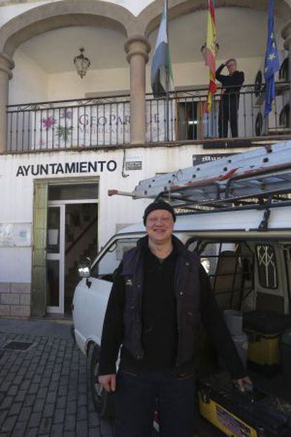 Germán Rodas, proveedor del Ayuntamiento. Asomado al balcón, el alcalde.