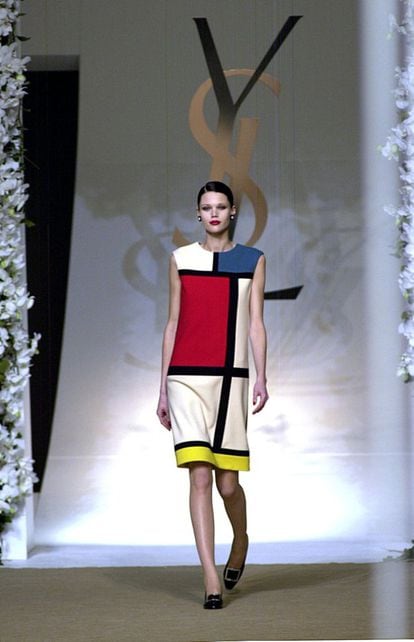 Yves buscaba acercar la moda a los jóvenes, volverla fresca y apetecible. A su vez, era un gran amante del arte y un coleccionista sin parangón. En 1965 consiguió juntar sus pasiones en el vestido Mondrian, una prenda de corte sencillo estampada con los característicos colores y geometrías del pintor holandés. Fue un éxito inmediato y se replicó en medio mundo. En la imagen, un diseño del vestido en un desfile del modisto en 2002.