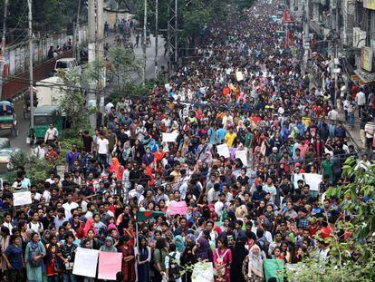 Miles de estudiantes protestan en Dacca, la capital de Bangladés, contra la inseguridad vial.