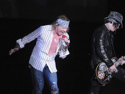 Axl Rose (izquierda) y el guitarrista Richard Fortus en un concierto de Guns N' Roses en México en 2019.