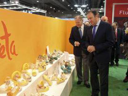 El presidente de La Rioja, Pedro Sanz (d), durante su visita al XXX Salón Internacional de Calzado y Artículos de Piel "Modacalzado+Iberpiel" que presenta en Madrid las tendencias de la temporada primavera-verano 2013.