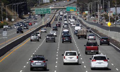  Tráfico en una autopista de California. 