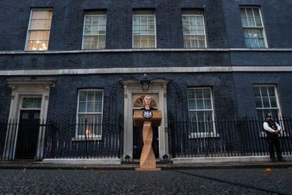 La primera ministra, Liz Truss, el jueves a las puertas de Downing Street durante su intervención con motivo de la muerte de Isabel II. 