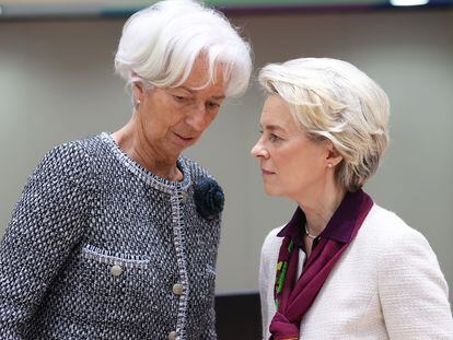 La presidenta del BCE, Christine Lagarde, junto a la presidenta de la Comisión Europea, Ursula von der Leyen, durante la cumbre de hoy.
