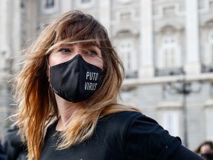 Una trabajadora del mundo del espectáculo protesta frente al Palacio de Oriente por la agonía que padece su sector debido al covid.