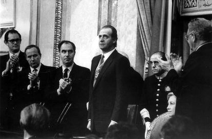 El rey Juan Carlos, entre el presidente del Congreso, Félix Pons, y el del Senado, José Federico de Carvajal (de espaldas), tras su discurso en el Congreso con motivo del 10º aniversario de la Constitución, en 1988.