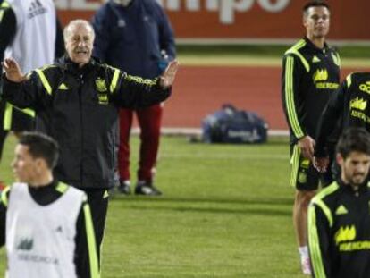 Del Bosque da instrucciones a Morata, Callej&oacute;n e Isco durante el entrenamiento de la selecci&oacute;n. 