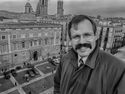 12/01/1996 Barcelona. Antoni Dalmau, político y escritor, fotografiado en la azotea del Ayuntamiento de Barcelona. Foto: Carles Ribas