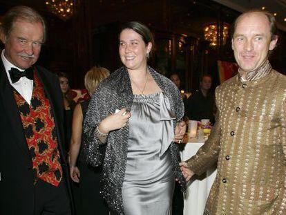 Ferdinand von Bismarck, con su hijo Carl-Eduard y Nathalie, esposa de este, en una gala en Berl&iacute;n en 2006.