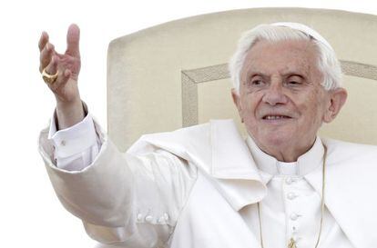 Benedicto XVI saluda en la plaza de San Pedro. 