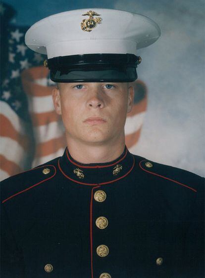 Fotografía de archivo de Evan Liberty, proporcionada por sus abogados, en la que posa con el uniforme de gala de los marines de EE UU.