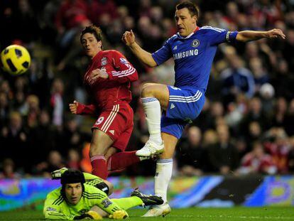 Torres anota un gol ante John Terry y Petr Cech en un partido de la Premier en Anfield.