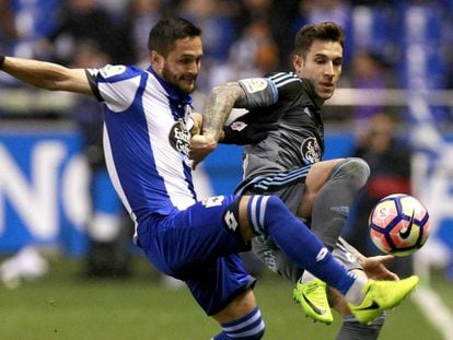 Andone y Mallo pugnan por el balón en el derbi de la temporada pasada
