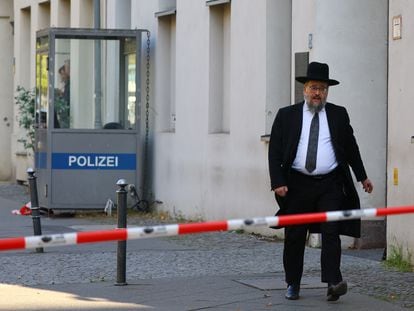 Línea policial en el exterior de la sinagoga Sklobo, en Berlín, tras ser atacada con cócteles molótov, el pasado miércoles.