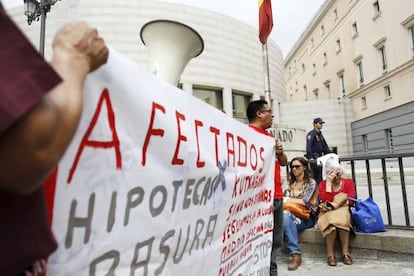 Afectados por hipotecas frente al senado