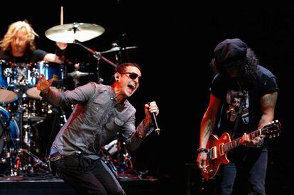 Chester Bennington actúa con el guitarrista Slash durante un concierto en Los Ángeles, California, el 30 de mayo de 2013.