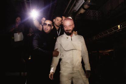 El papito del reguetón Daddy Yankee abraza a J Balvin tras entregarle el Premio Lo Nuestro al icono mundial en Miami.