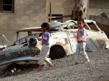 Niños juegan cerca de un coche en Saná, la capital de Yemen