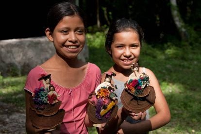 Niñas de cultura maya enseñan artesanías tipicas de Uaxactún