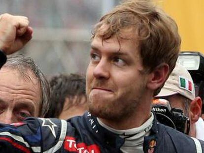 El piloto alemán Sebastian Vettel, de Red Bull, celebra su tercer título de campeón mundial de Fórmula Uno