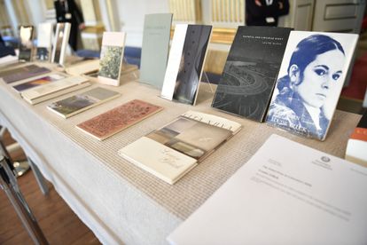 Libros de la poeta estadounidense Glück en el anuncio de su Premio de Literatura en 2020 en Estocolmo.