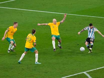 El capitán de la selección de Argentina, Leo Messi, durante el partido contra Australia de octavos de final del Mundial de Qatar 2022.