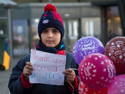 Un niño sostiene un cartel con el mensaje "Gracias, Islandia" tras recibir asilo, en una foto de archivo en 2016.