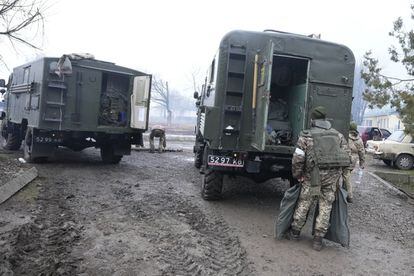 Soldados ucranianos cargan los camiones, a las afueras de una de las infraestucturas militares atacadas este jueves por Rusia, en Mariúpol, al sureste de Ucrania. 