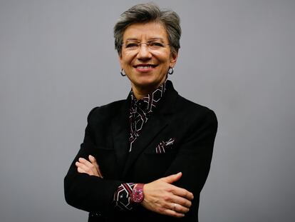 Claudia López, exalcaldesa de Bogotá, en la FILBO, durante el lanzamiento del libro "PARAPOLITICA, HISTORIA DEL MAYOR ASALTO A LA DEMOCRACIA EN COLOMBIA" en Bogotá, el 20 de abril de 2024.