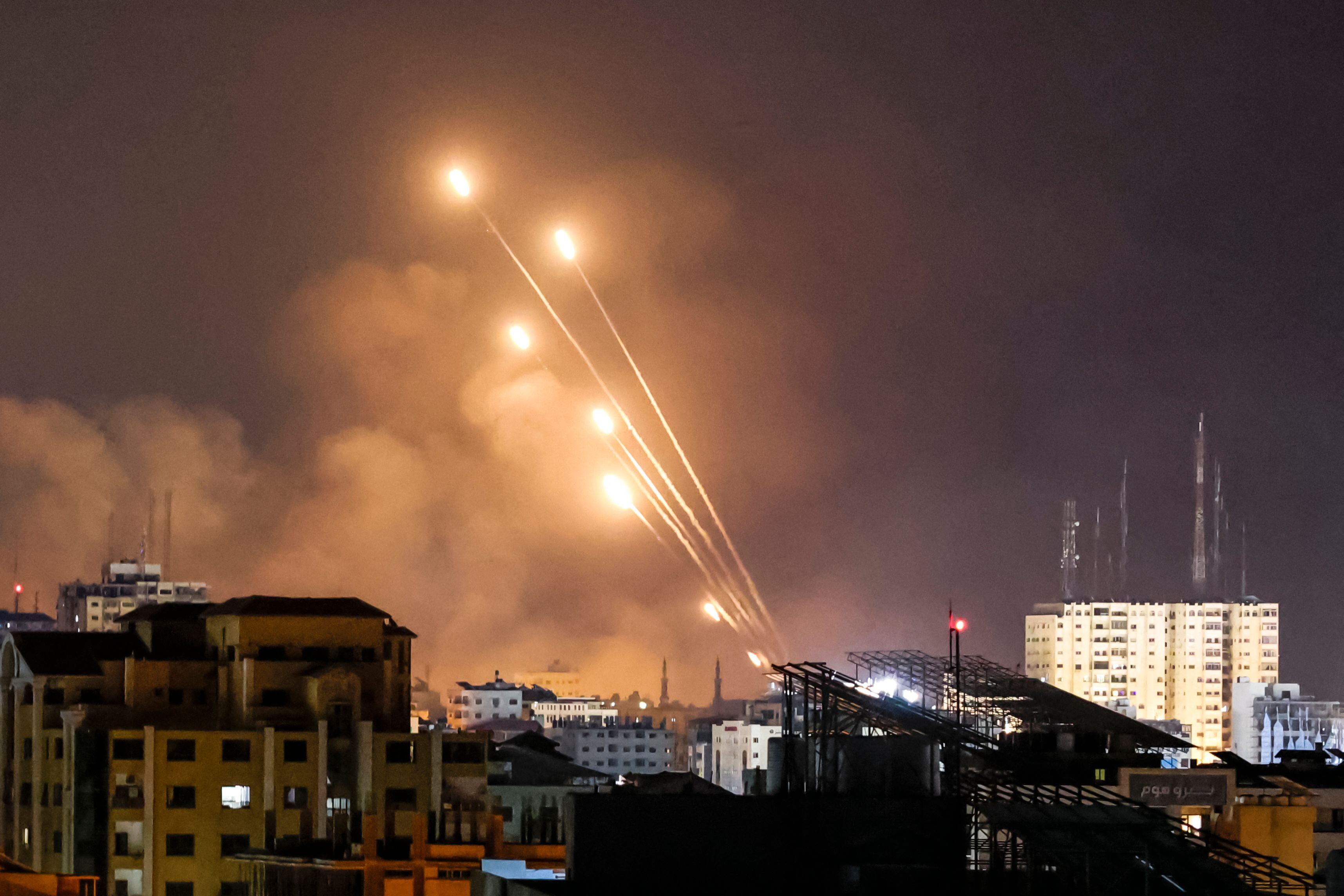 Militantes palestinos disparan una salva de cohetes desde la ciudad de Gaza hacia Israel.