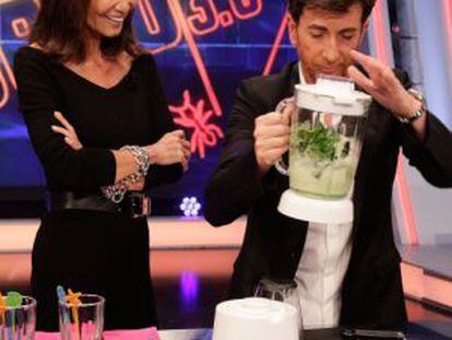 Pablo Motos prepara un batido recomendado por Isabel Preysler para "dar energía" por las mañanas.