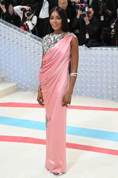Naomi Campbell se decantó por un vestido de inspiración romana de la colección de alta costura primavera-verano 2010 de Chanel.
