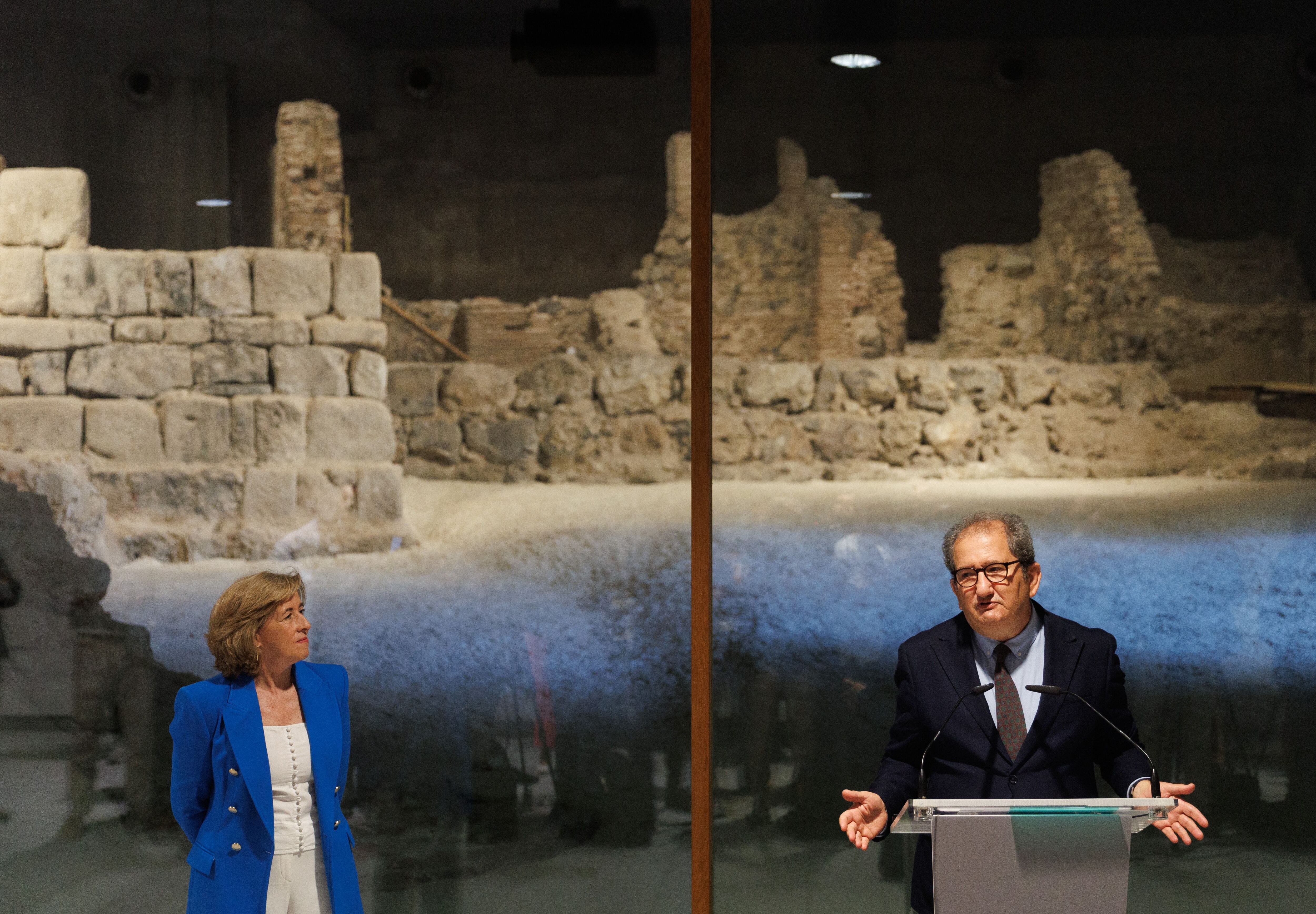 La presidenta de Patrimonio Nacional, Ana de la Cueva, y el responsable de la Real Armería, Álvaro Soler, durante la presentación de la zona arqueológica de la Galería de las Colecciones Reales, este lunes.
