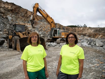 Fátima y Manola Torrado en la mina del Grupo Nosa, en Boiro (A Coruña) donde trabajan como palistas, delante de las grúas que manejan habitualmente.