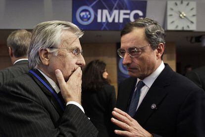 Trichet (izquierda) conversa con Draghi el pasado fin de semana en Washington.