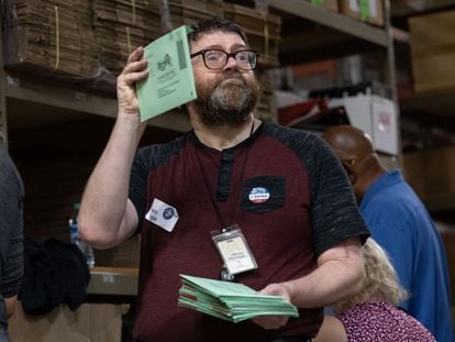 Trabajadores electorales acomodan envoltorios de papeletas en Phoenix, Arizona, el 8 de noviembre 2022.