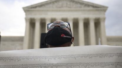 Una manifestante contraria al aborto frente a la Corte Suprema de EE UU, en Washington.
