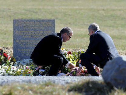 Los consejeros delegados de Lufthansa y Germanwings depositan flores en el memorial por las víctimas en Le Vernet.