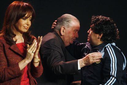 Grondona (centro) abraza a Maradona, junto a Cristina Fernández en 2009