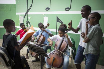 Un grupo de alumnos de la escuela de Música Kaposoka, practican con diferentes instrumentos y partituras en los exteriores de la escuela para el próximo concierto que ofrecerán en el orfanato de Kuzola en la capital angoleña.