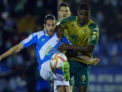 William Carvalho intenta anticiparse a un jugador del Talavera en el duelo de la Copa de esta temporada.